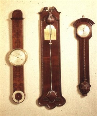 Tre barometre: til venstre: mahogni, Chippendale-stil; i midten: Chippendale med muslingemønster; til højre: i røn, af John Halifax fra Barnsley, 1720 af English School